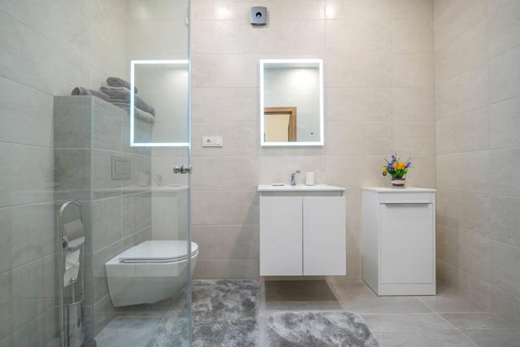 Homely Kreves Apartment By Polo Apartments Каунас Екстериор снимка