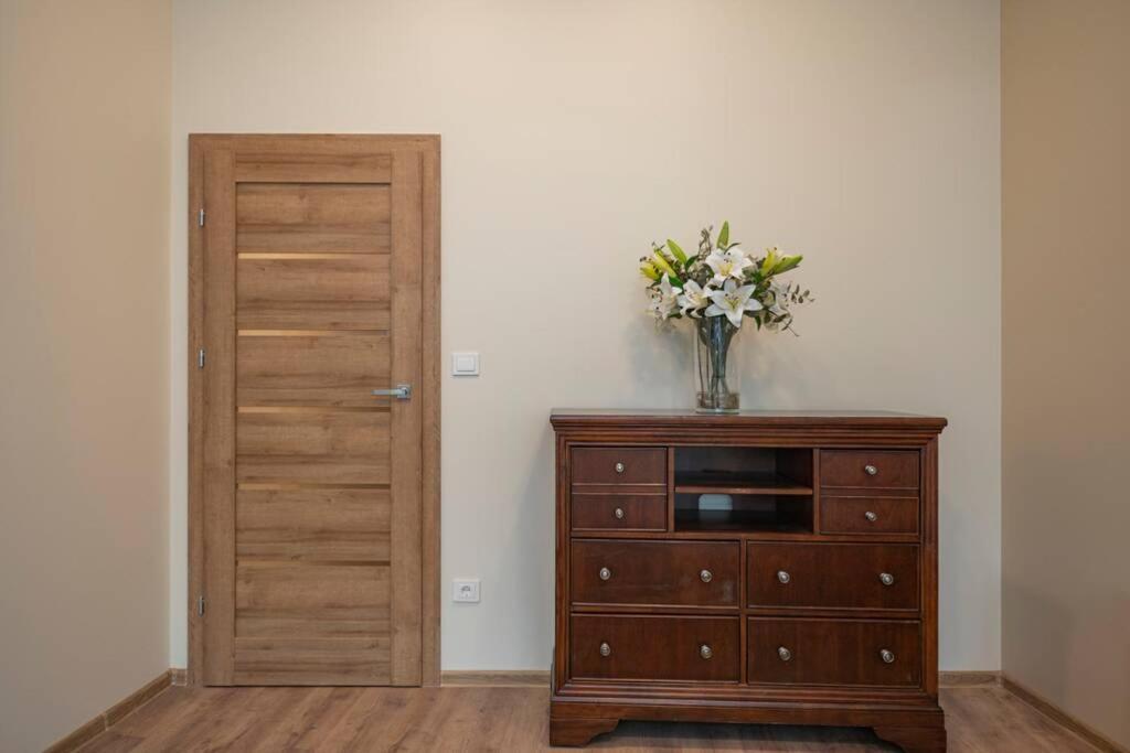 Homely Kreves Apartment By Polo Apartments Каунас Екстериор снимка